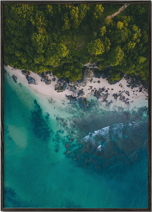 Arte de paisagem aérea na costa rochosa