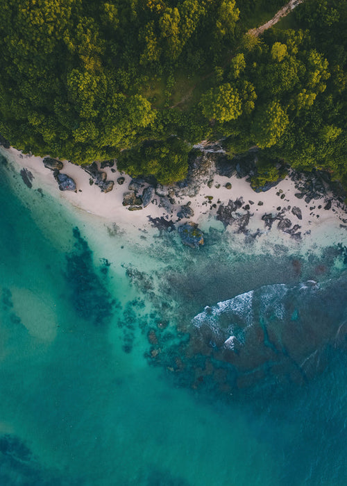 Arte de paisagem aérea na costa rochosa