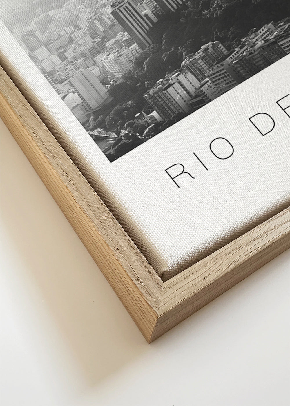 Quadro de cidade com Cristo Redentor em preto e branco