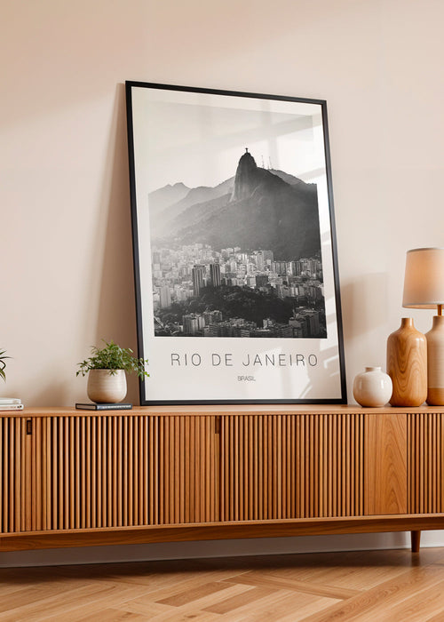 Quadro de cidade com Cristo Redentor em preto e branco
