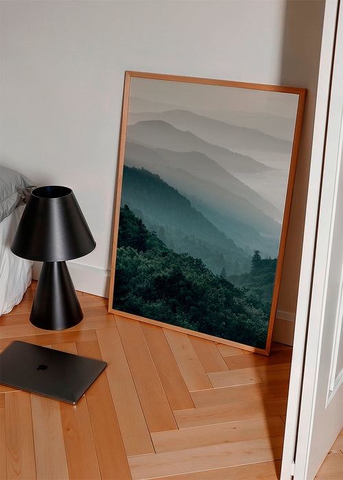Arte de paisagem com colinas enevoadas