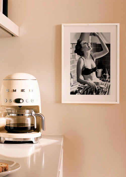 Arte para cozinha com mulher a comer massa