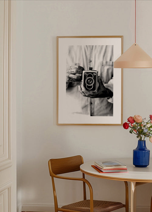 Quadro vintage: câmara antiga em mãos tatuadas