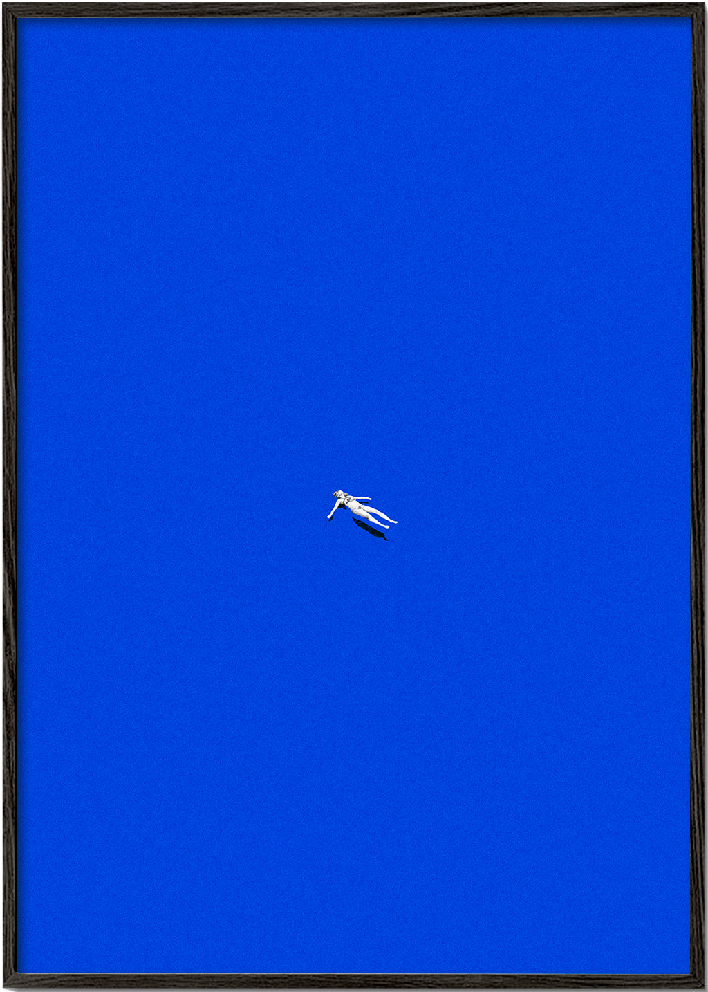 Design minimalista com figura flutuante em céu azul