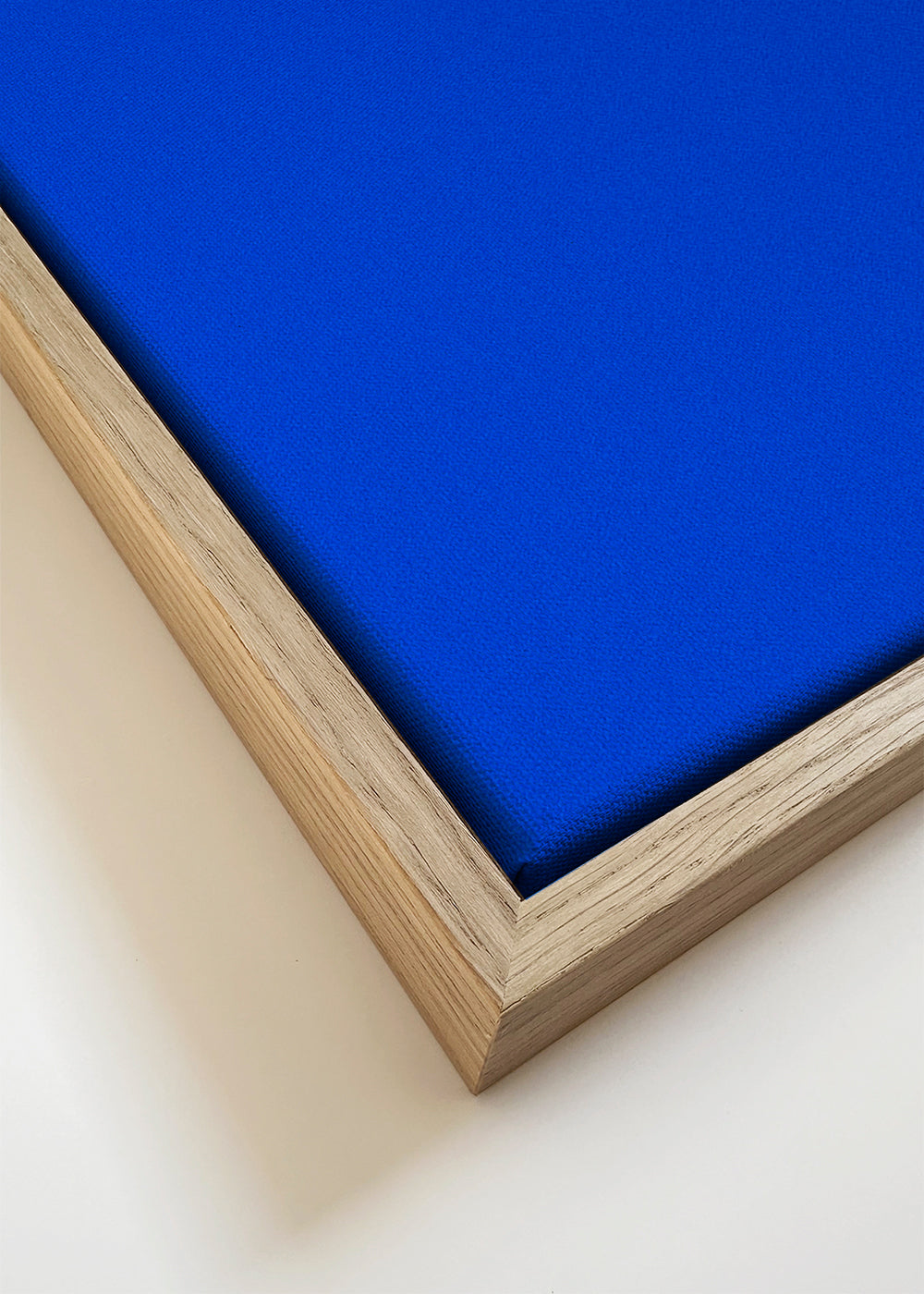 Design minimalista com figura flutuante em céu azul