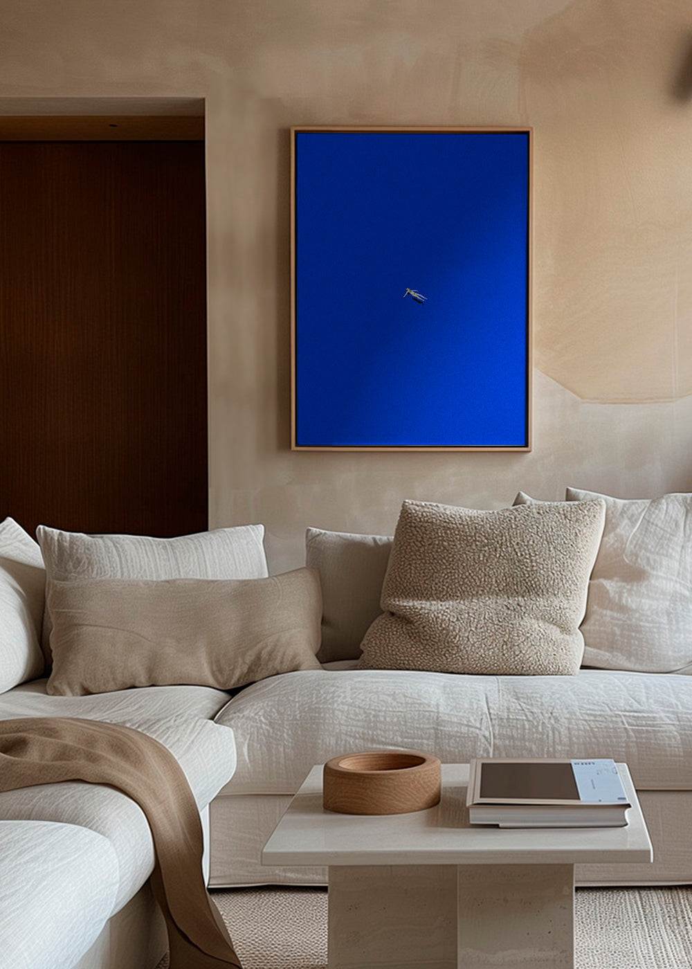 Design minimalista com figura flutuante em céu azul