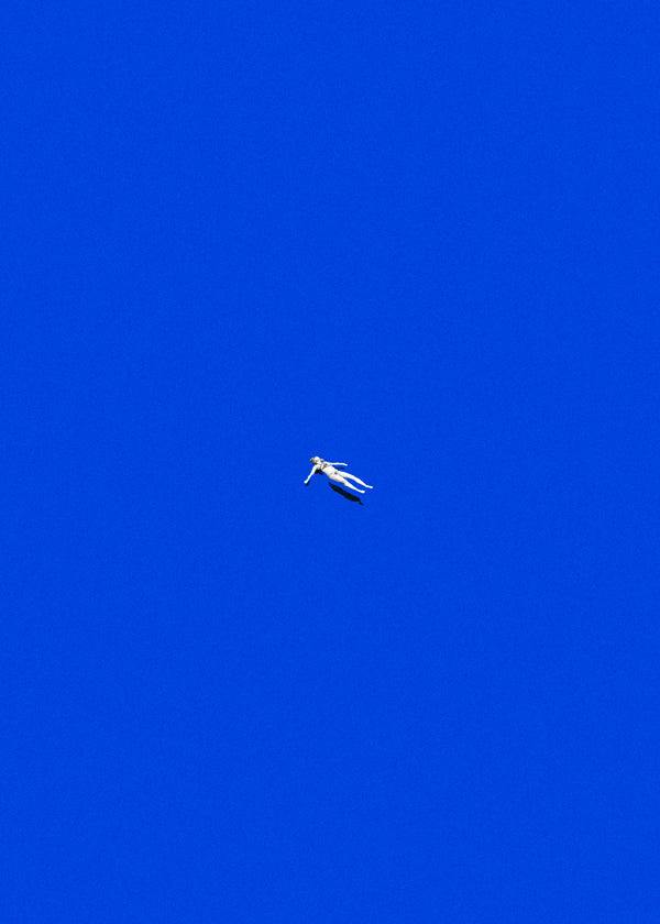 Design minimalista com figura flutuante em céu azul