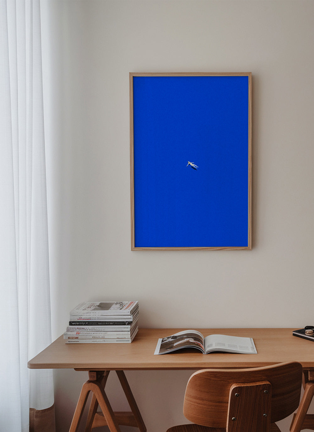 Design minimalista com figura flutuante em céu azul