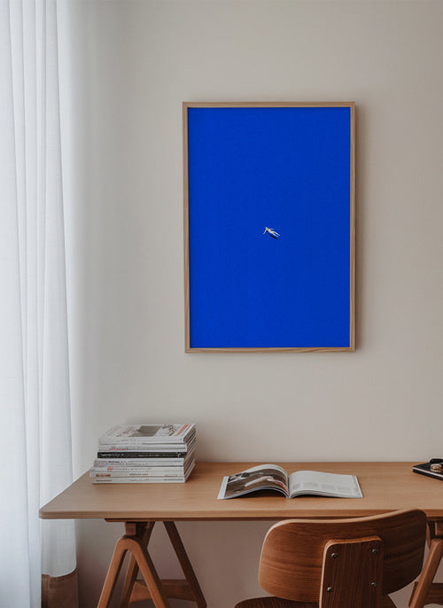 Design minimalista com figura flutuante em céu azul