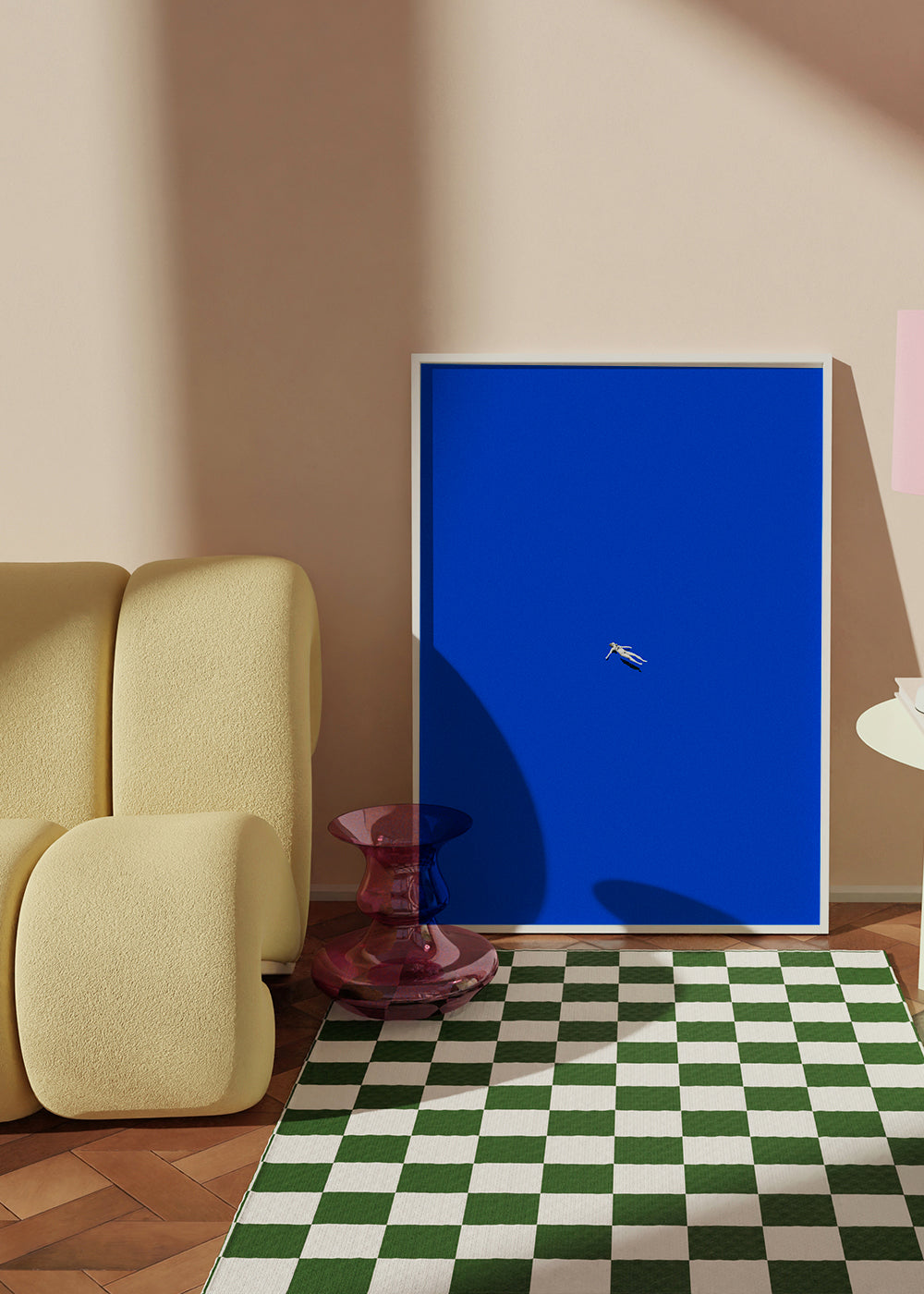 Design minimalista com figura flutuante em céu azul