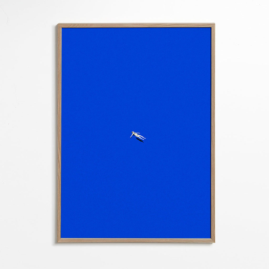 Design minimalista com figura flutuante em céu azul