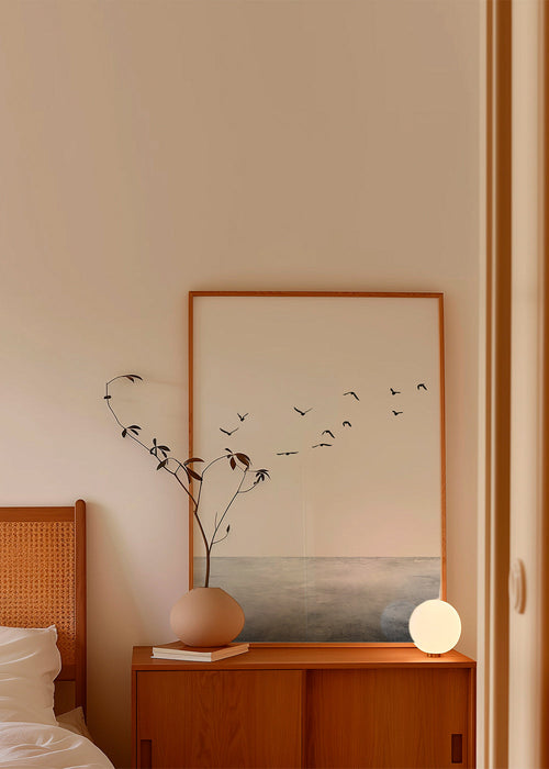 Estampa minimalista de aves em voo sobre horizonte sereno
