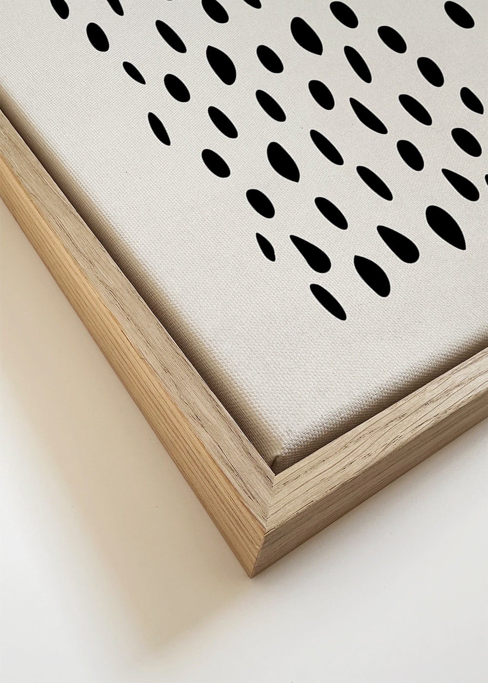 Design minimalista com bloco dourado e motivos negros