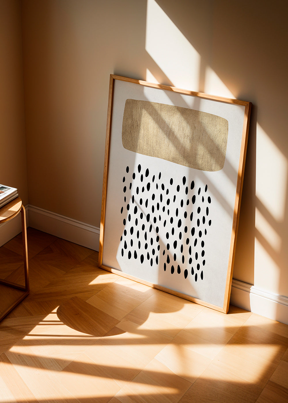 Design minimalista com bloco dourado e motivos negros