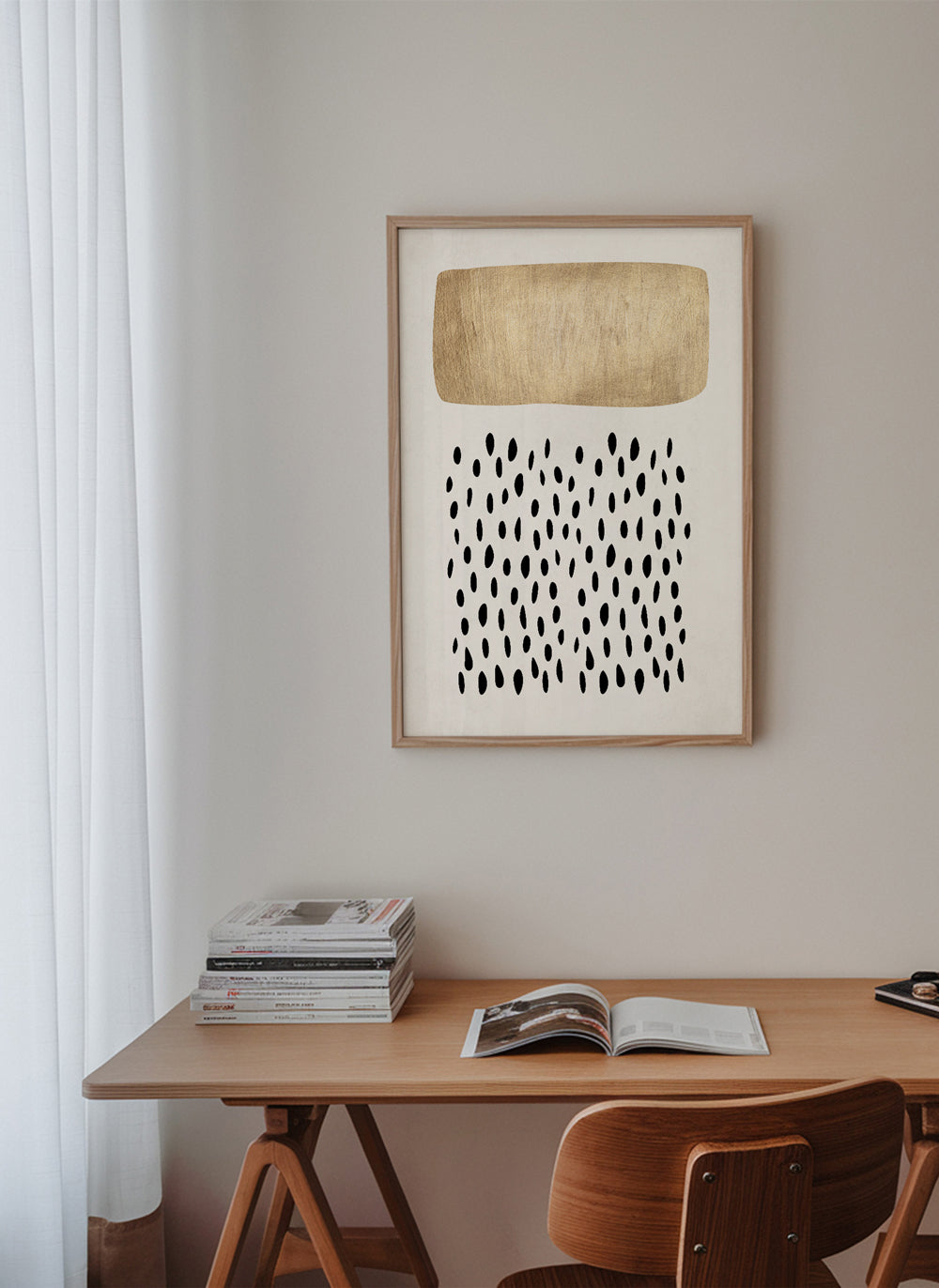 Design minimalista com bloco dourado e motivos negros