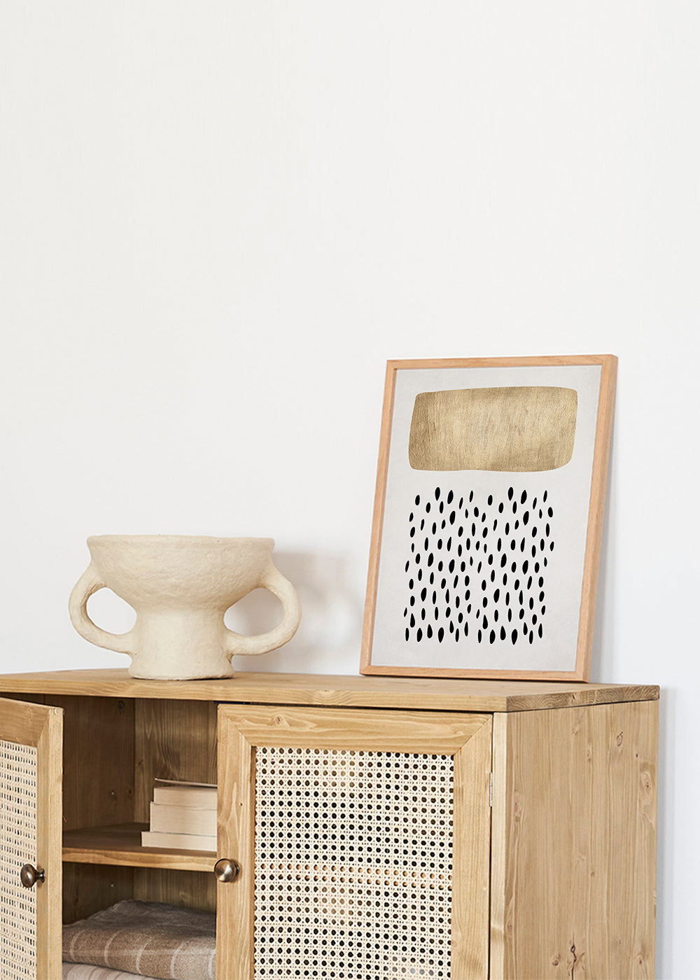 Design minimalista com bloco dourado e motivos negros