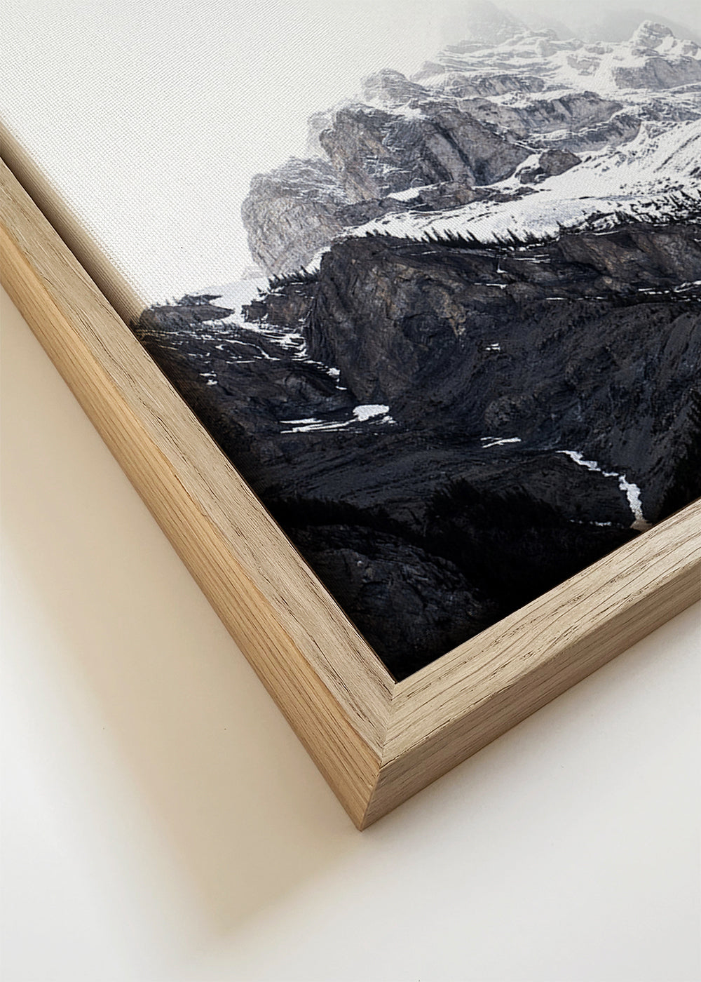 Quadro de paisagem com aves sobre picos nevados