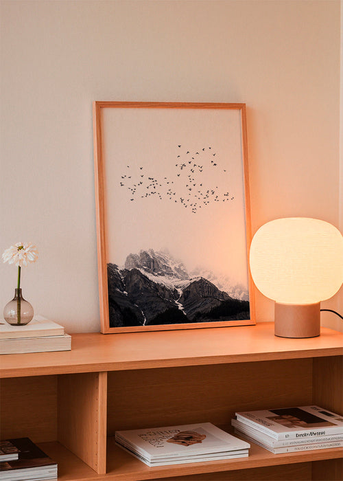 Quadro de paisagem com aves sobre picos nevados