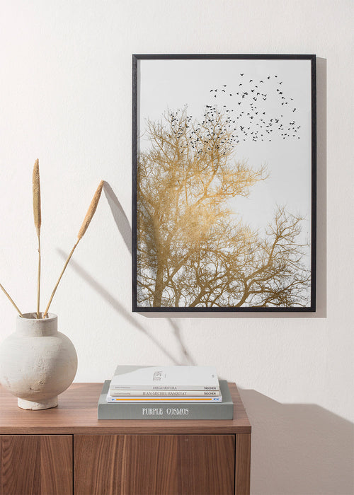 Quadro de paisagem com árvores douradas e bando em voo