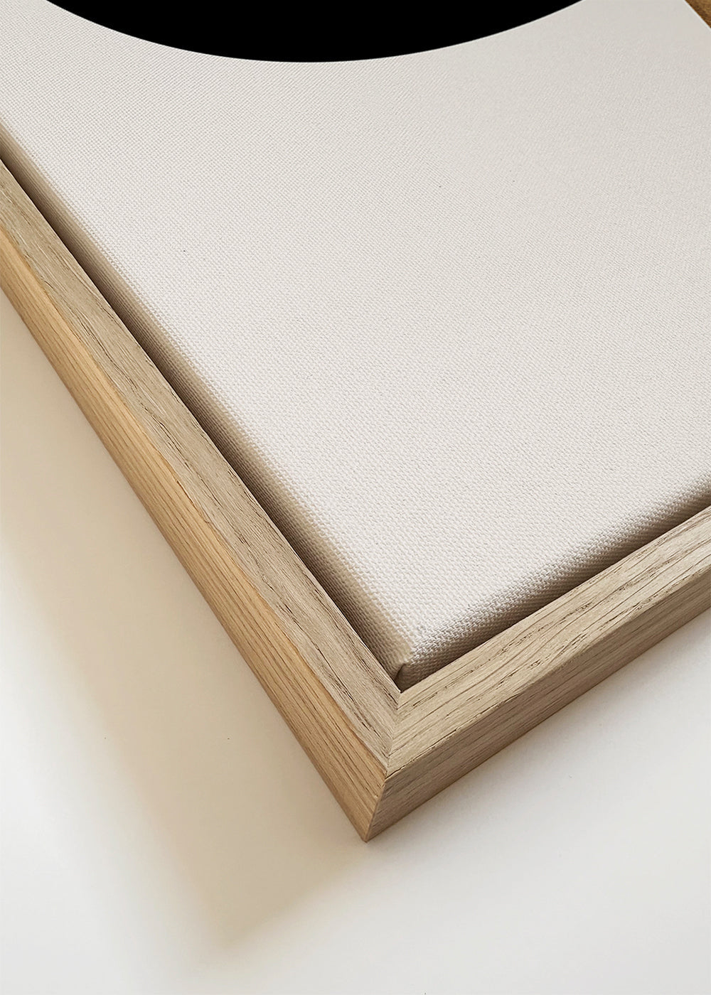 Quadro geométrico com semicírculos pretos e textura dourada