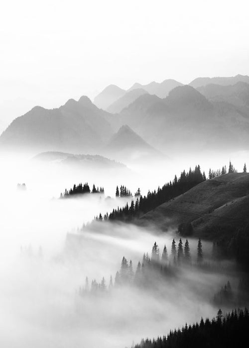 Arte de paisagem: montanha enevoada a preto e branco