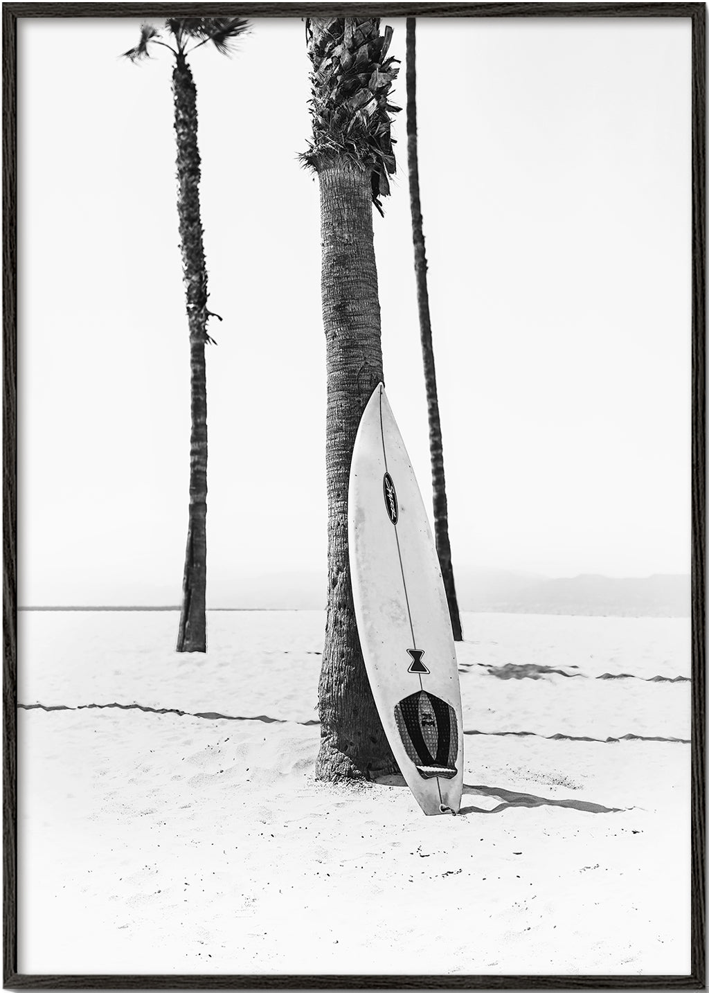 Arte desportiva: prancha de surf na praia preto e branco