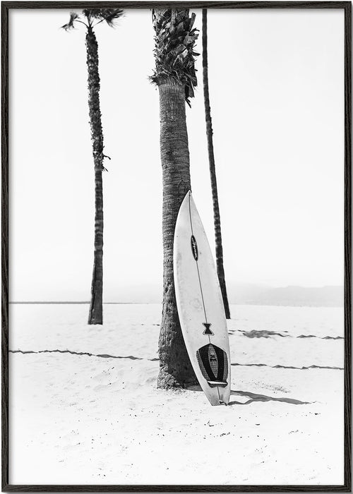Arte desportiva: prancha de surf na praia preto e branco