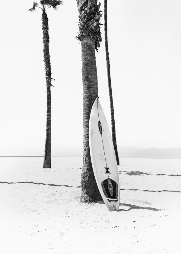 Arte desportiva: prancha de surf na praia preto e branco