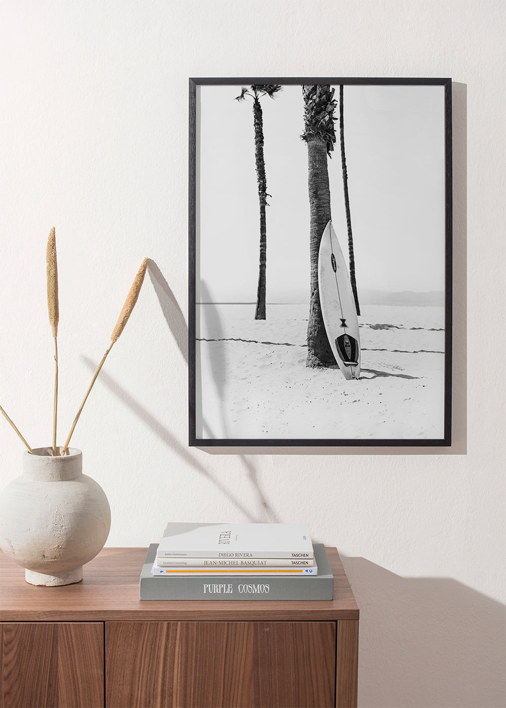 Arte desportiva: prancha de surf na praia preto e branco