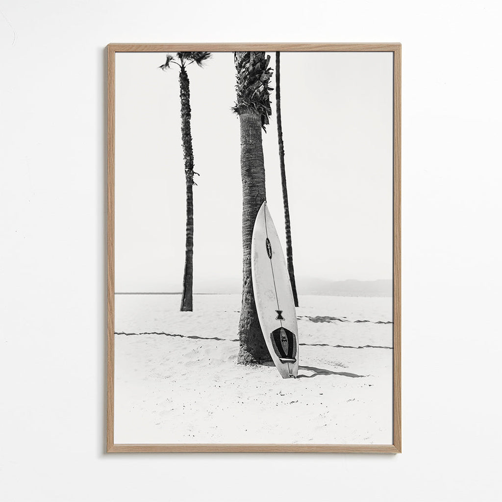 Arte desportiva: prancha de surf na praia preto e branco