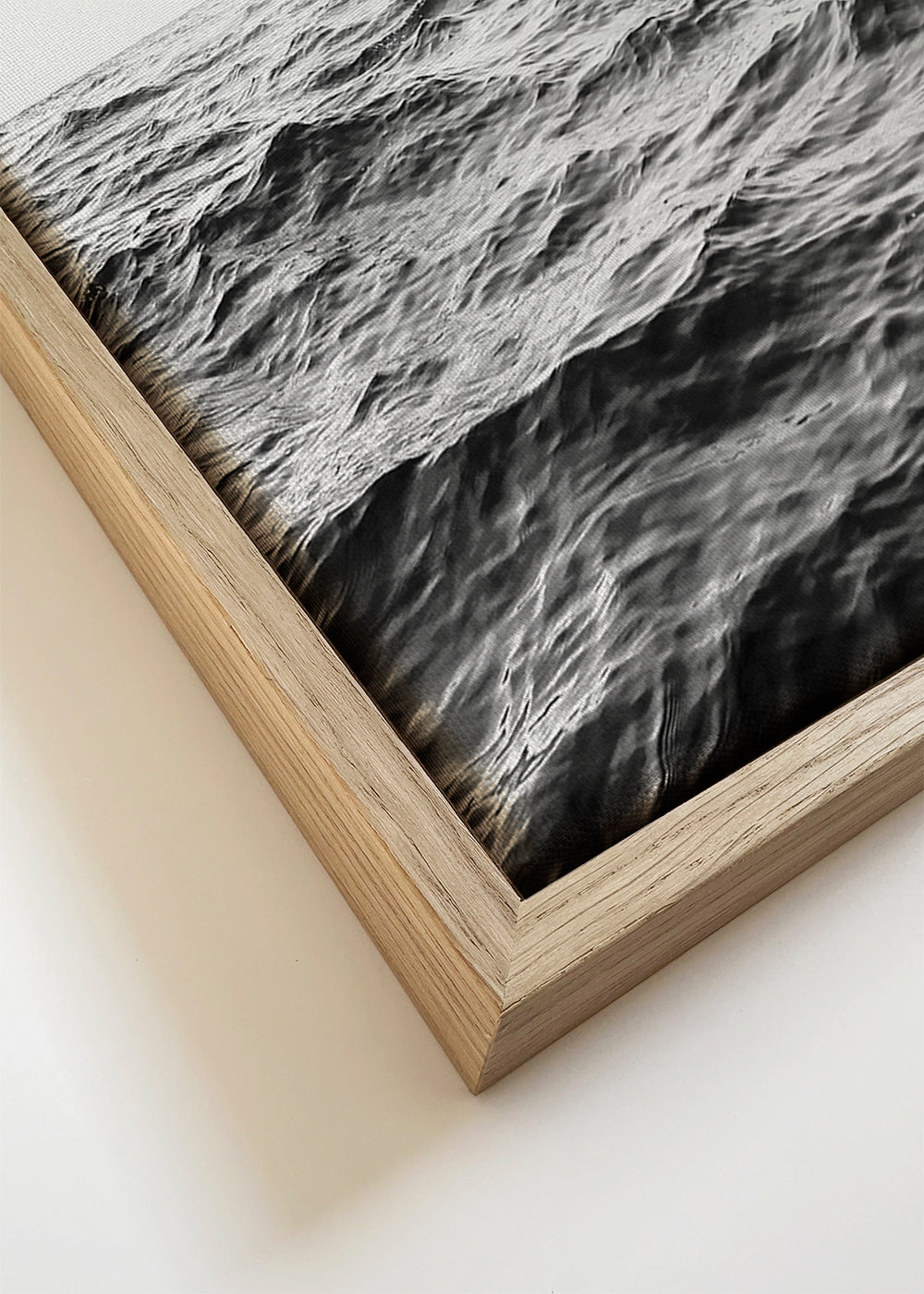 Mar em preto e branco: ondas em movimento