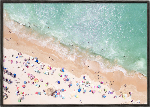 Arte paisagística — Praia aérea com guarda-sóis coloridos