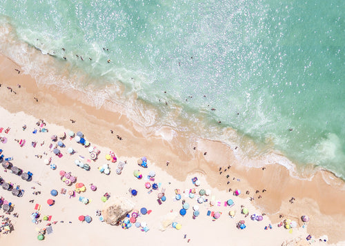 Arte paisagística — Praia aérea com guarda-sóis coloridos