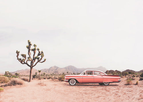 Arte para paisagem com carro vintage no deserto