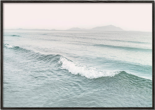 Arte de paisagem com ondas suaves e horizonte enevoado