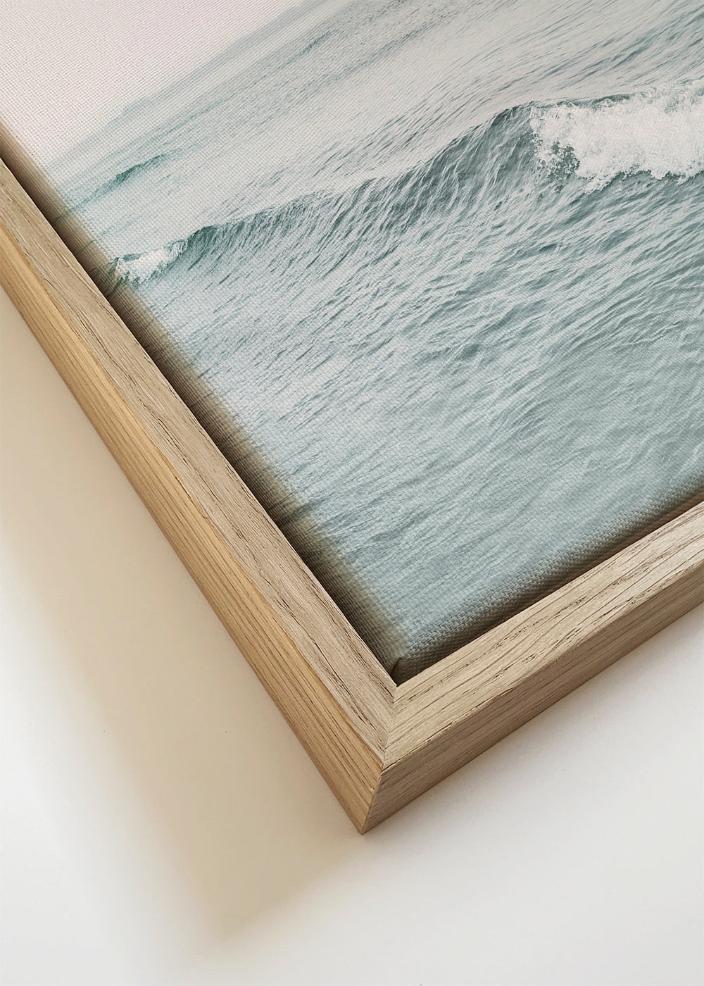 Arte de paisagem com ondas suaves e horizonte enevoado