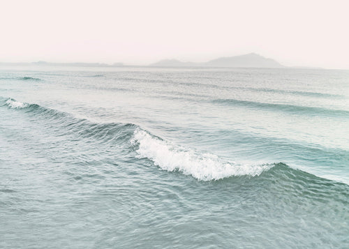 Arte de paisagem com ondas suaves e horizonte enevoado