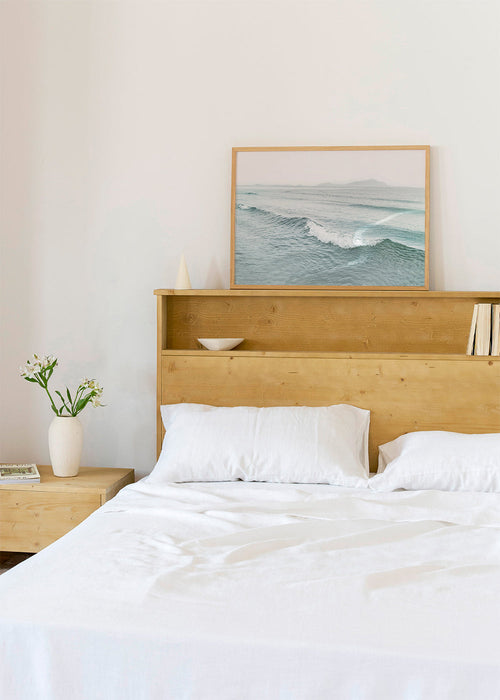 Arte de paisagem com ondas suaves e horizonte enevoado