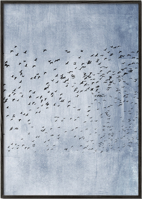 Arte abstrata: revoada de aves sobre textura azul