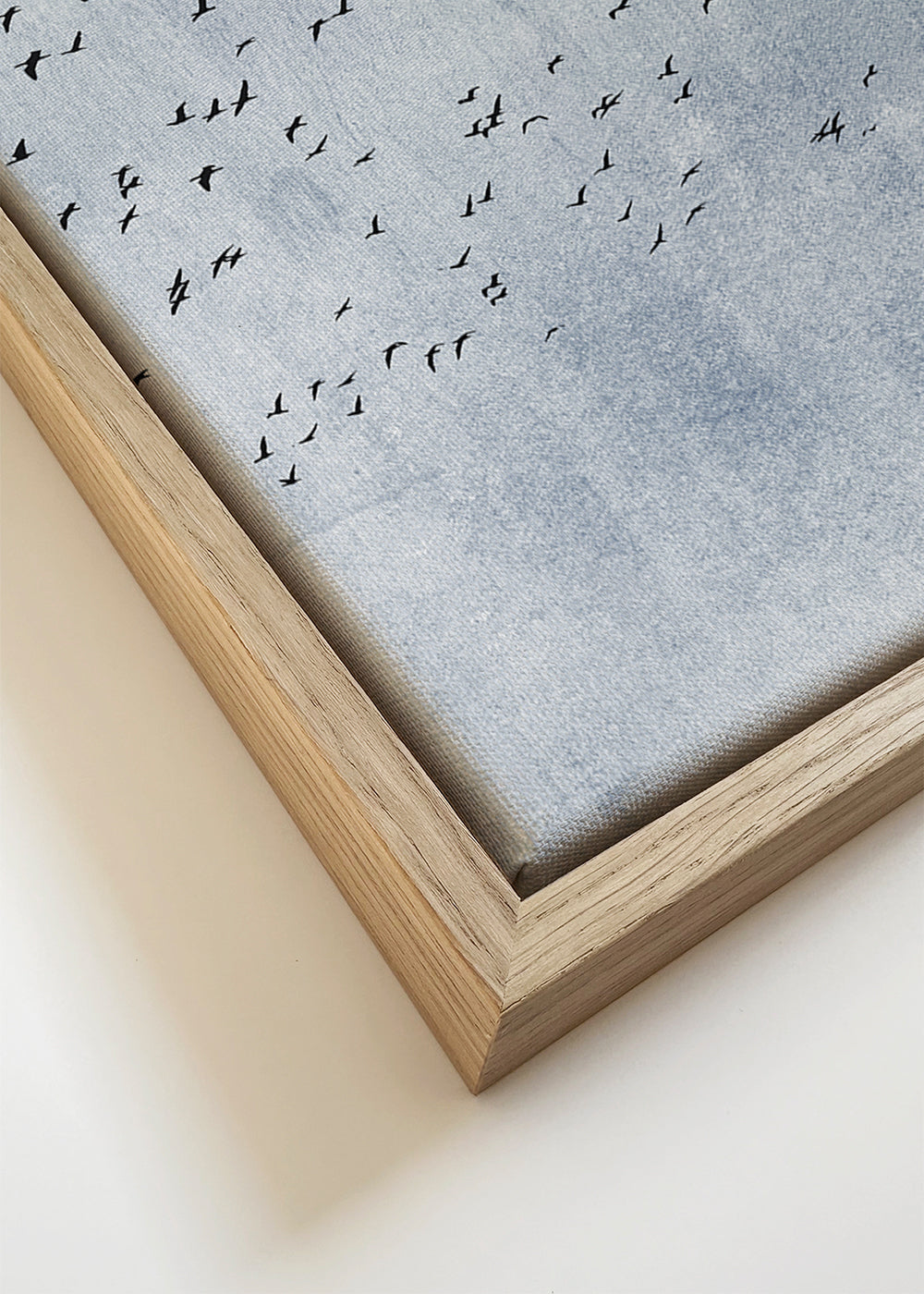 Arte abstrata: revoada de aves sobre textura azul