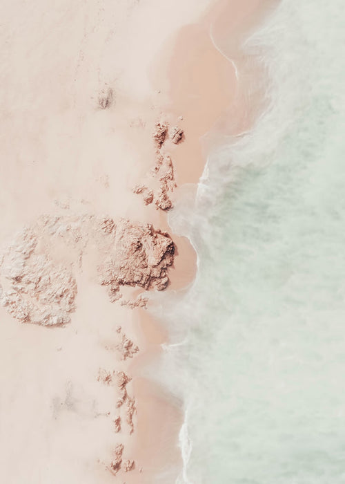 Arte paisagística: costa aérea com areia rosa