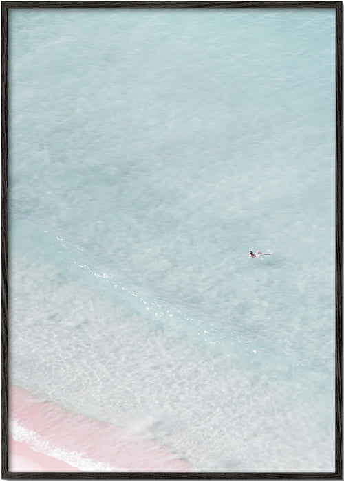 Arte paisagística com nadador sobre mar turquesa