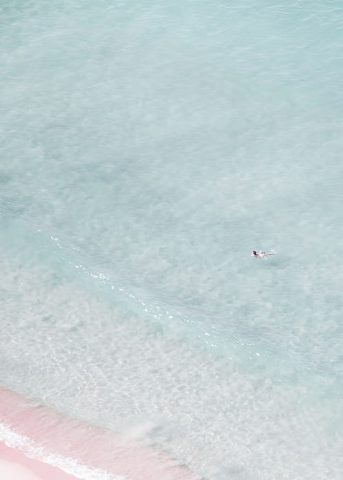 Arte paisagística com nadador sobre mar turquesa