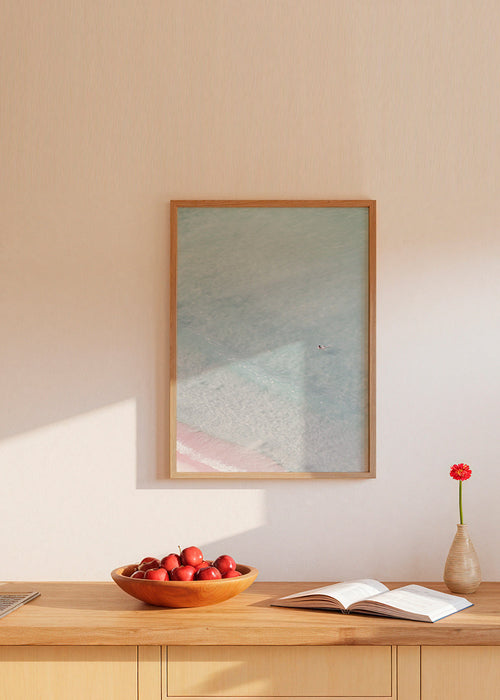 Arte paisagística com nadador sobre mar turquesa