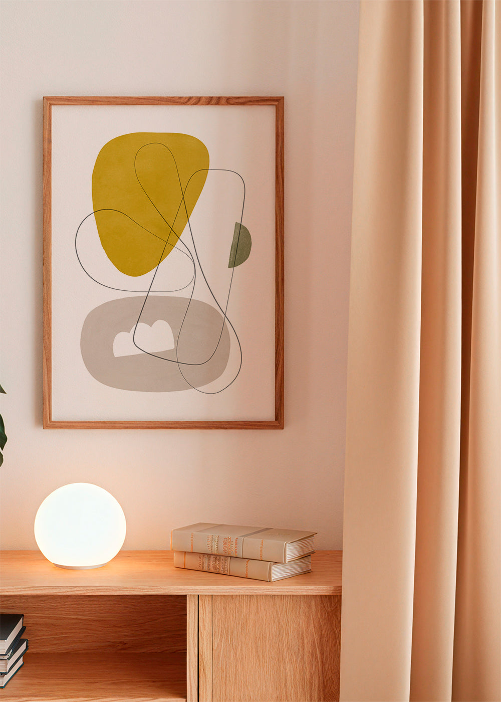 Quadro abstrato com formas orgânicas amarelas