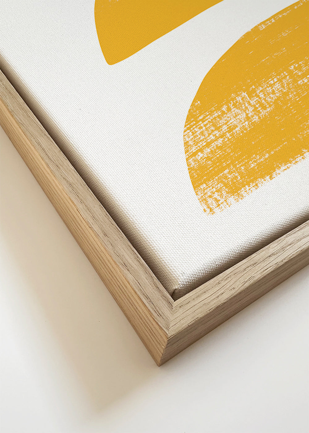 Design minimalista amarelo com formas empilhadas