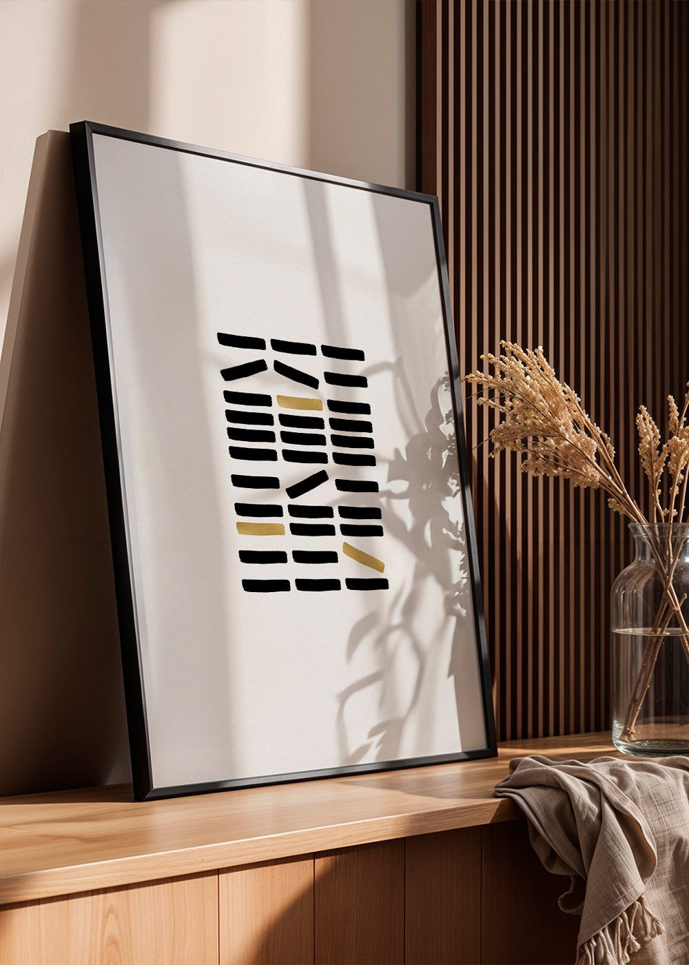 Quadro abstrato com traços pretos e toques dourados