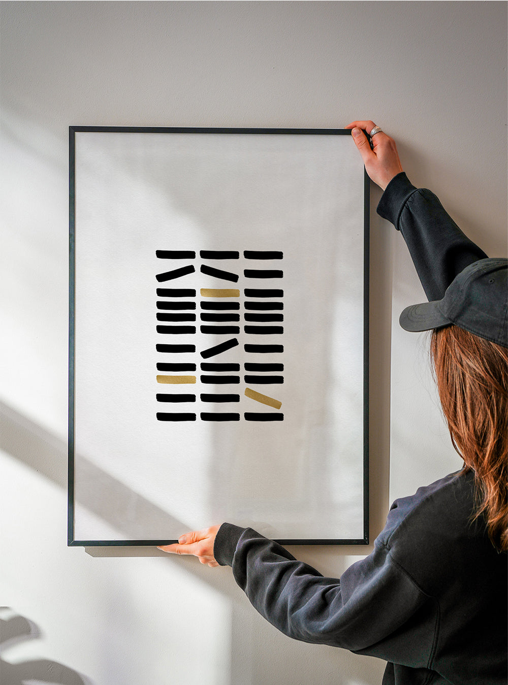 Quadro abstrato com traços pretos e toques dourados