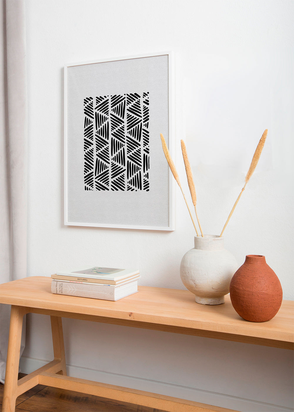 Arte preto e branco com padrão triangular