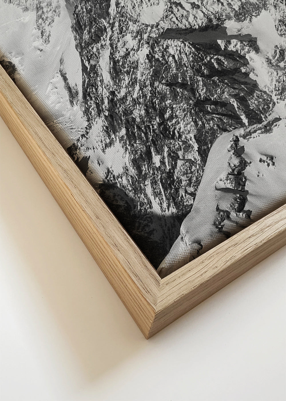 Arte paisagística: Pico nevado em preto e branco